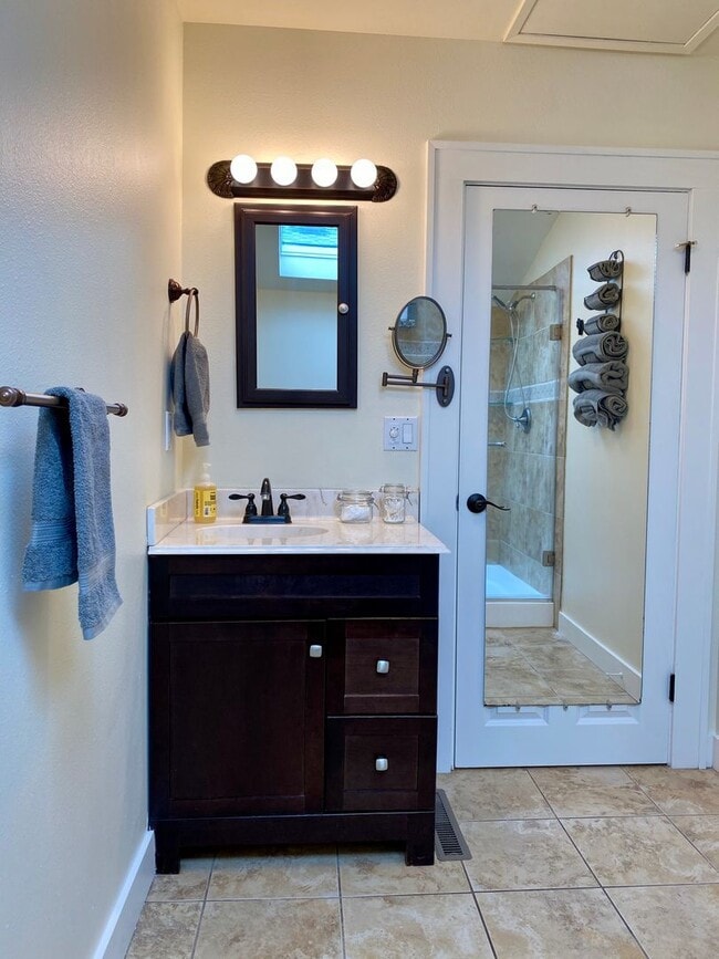 Building Photo - 3 Bedroom House Near UO Campus!! Ready for Fall 2026!