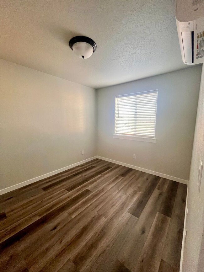 Building Photo - Medford/Central Point Area - 1 Bedroom / 1 Bath New Construction