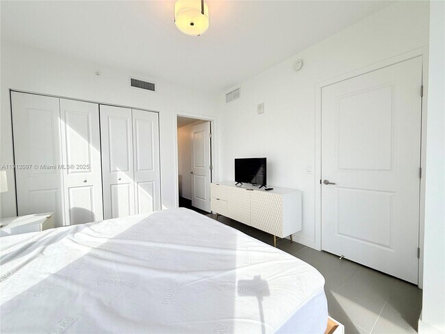 Building Photo - 1600 NE 1st Ave