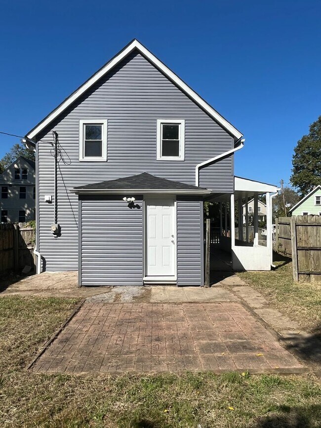 Building Photo - Cudell/West Blvd neighborhood; 4 bedroom/1 bath single family house for rent!