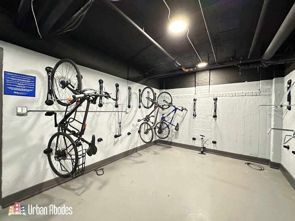 Building Photo - 515 W Belmont Ave