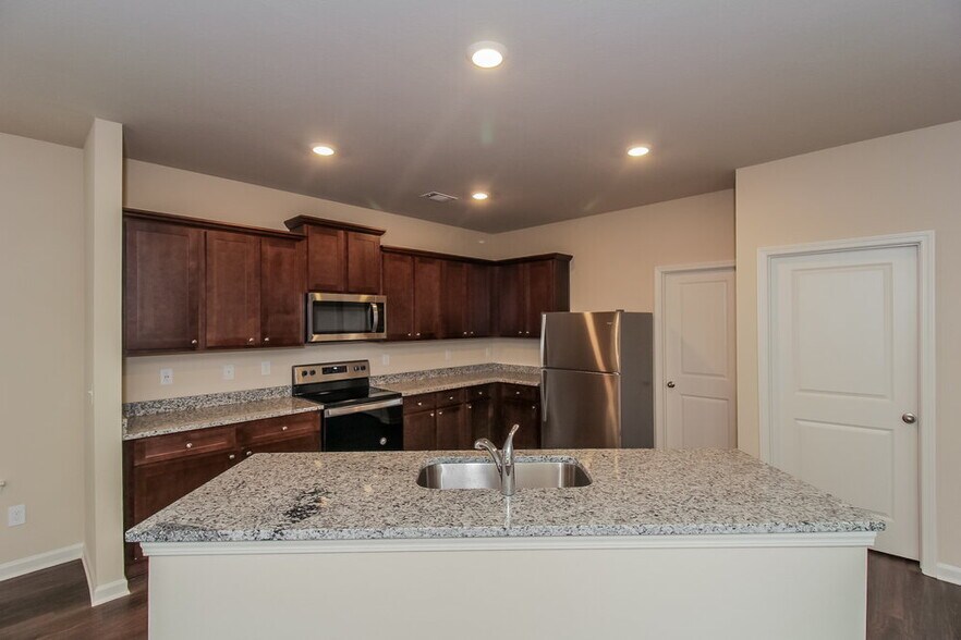 Building Photo - 108 Brook Dr