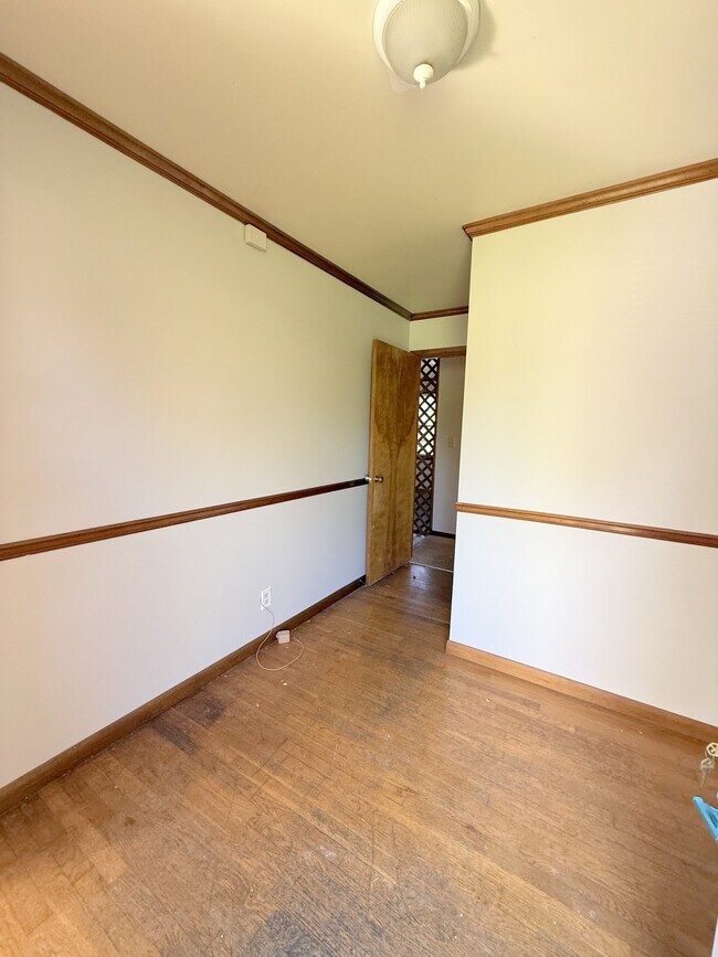 Building Photo - 3811 Lakeview Dr NW