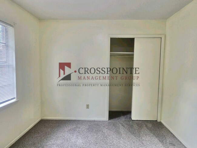 Building Photo - 113-115 Queens Ct