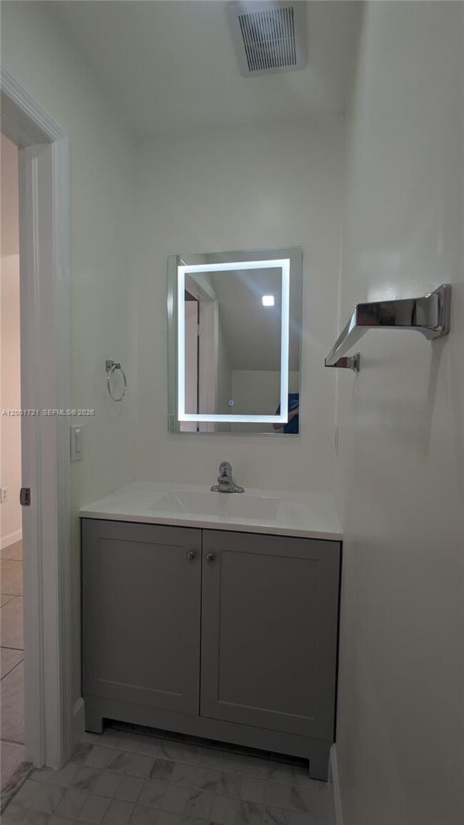 Building Photo - 213 E Forest Oak Cir