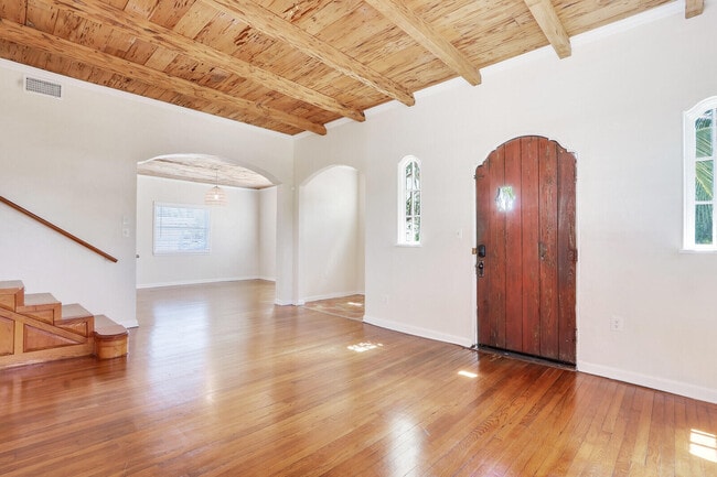 Building Photo - 359 Greenbriar Dr