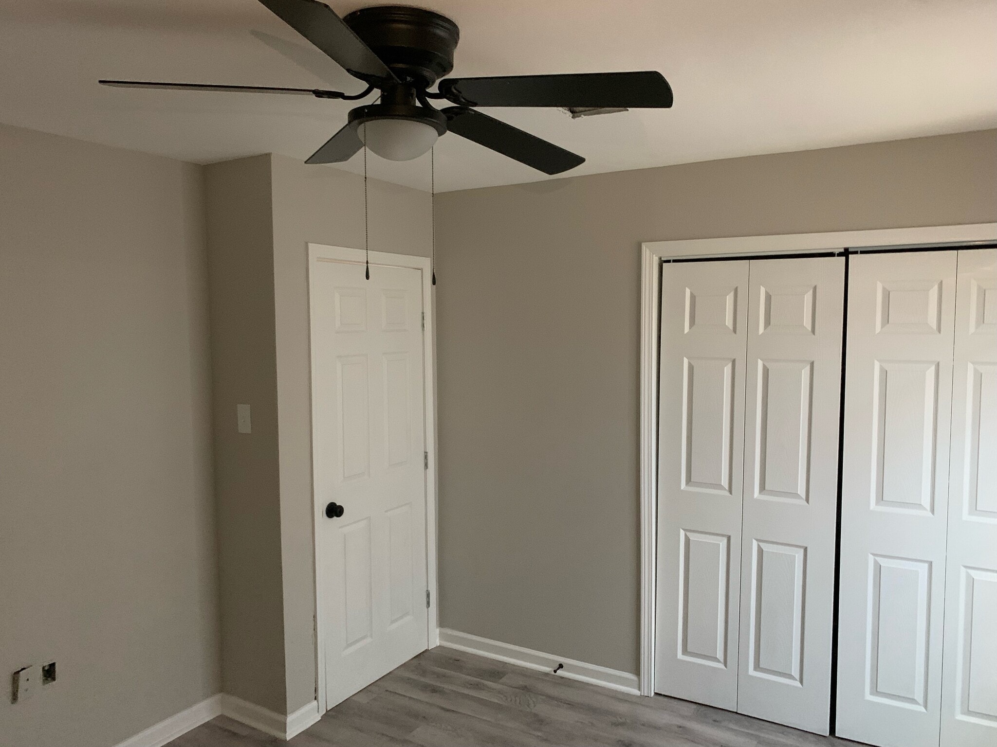 Building Photo - 3605 Thomas Dr