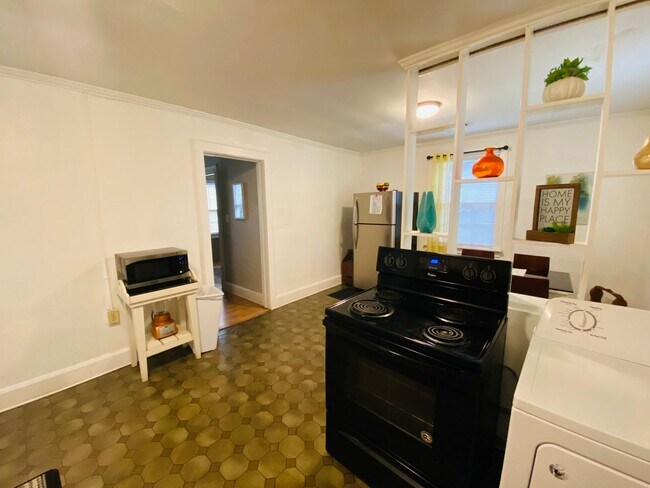 Building Photo - 2 Bedroom/1 Bath  - $1,060/Mo