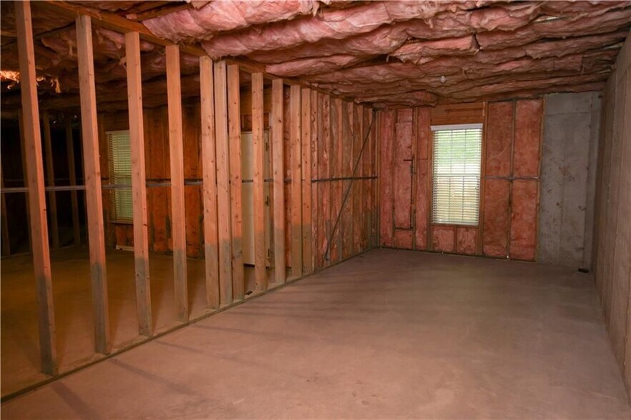 Building Photo - 6335 Waveland Dr