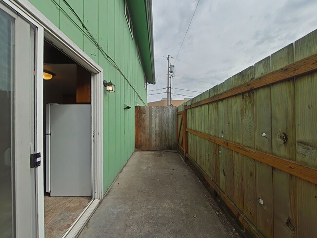 Building Photo - 2 Bedroom Apartment ~ Close to 9th Street