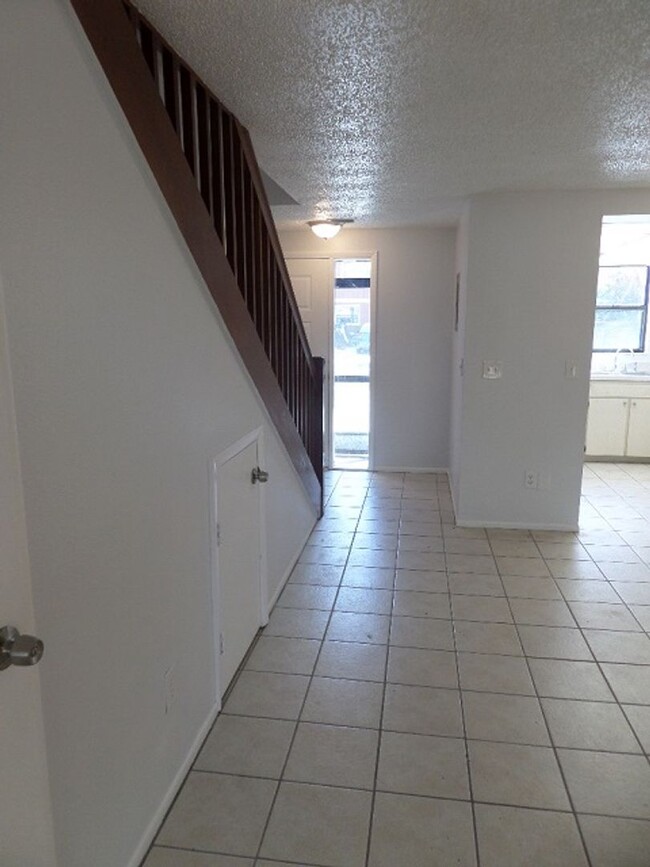 Building Photo - Spacious 2bdrm/1.5bath Townhome ** Ready N...