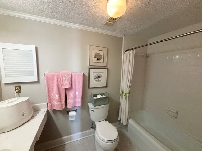 Building Photo - Luxury Living at its Finest!