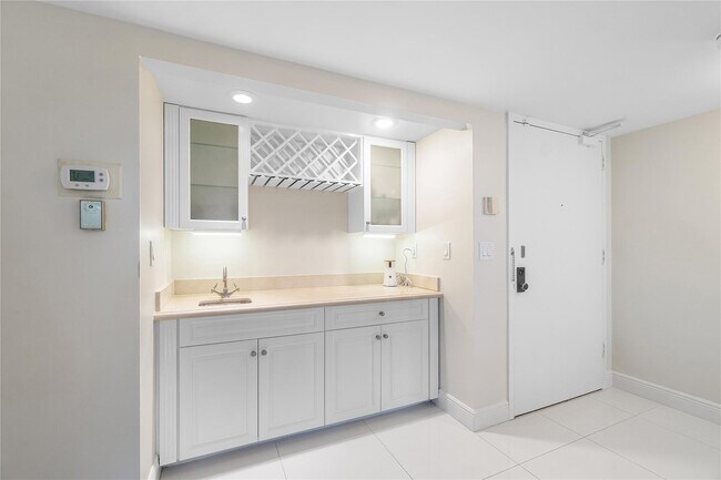 Building Photo - 100 SE 5th Ave