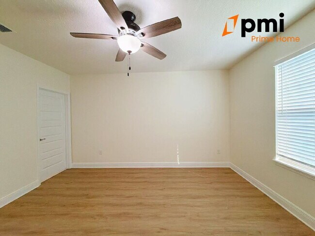 Building Photo - "Spacious Elegance Awaits: 5-Bedroom Home with 3.5 Baths in Winter Garden"