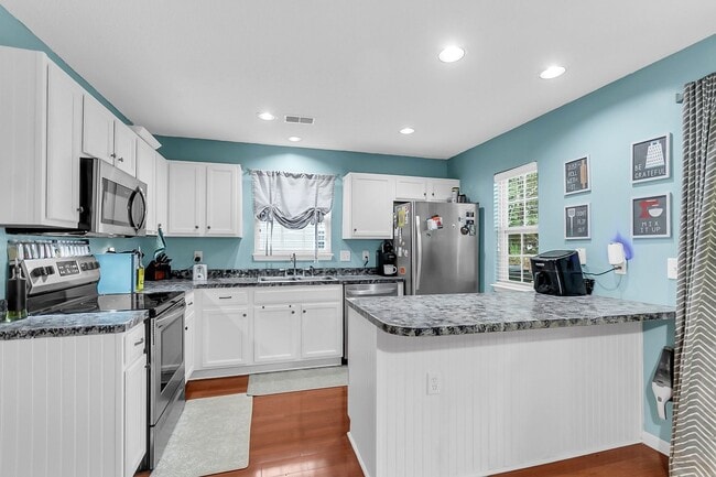 Building Photo - Spacious Townhome Prime Location!