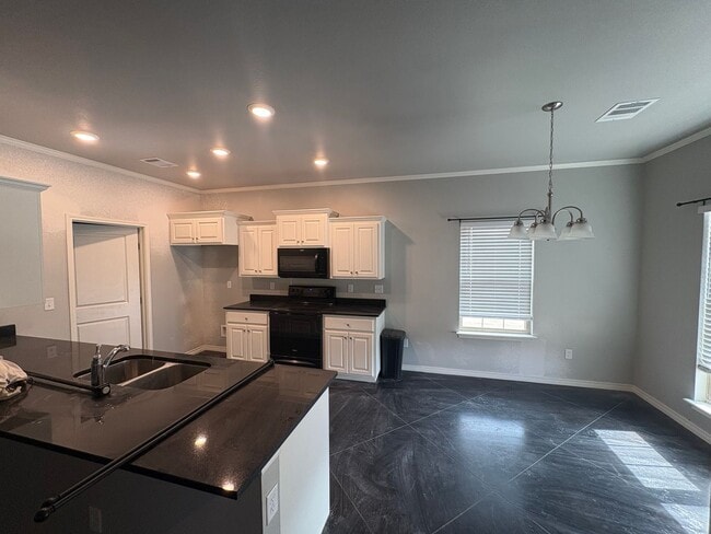 Building Photo - Single Family - Beautiful 4/2 house