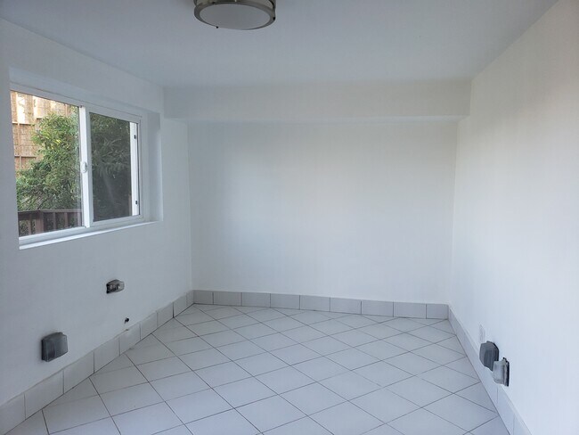 Living space - 960 N Tigertail Rd