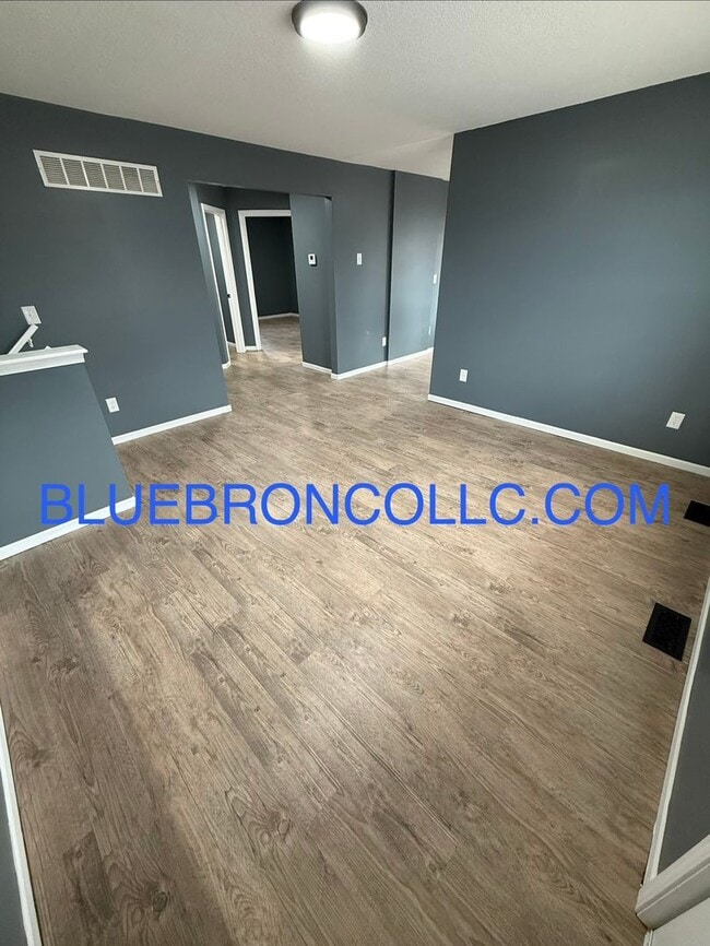 Building Photo - 101 SE Summit Ave