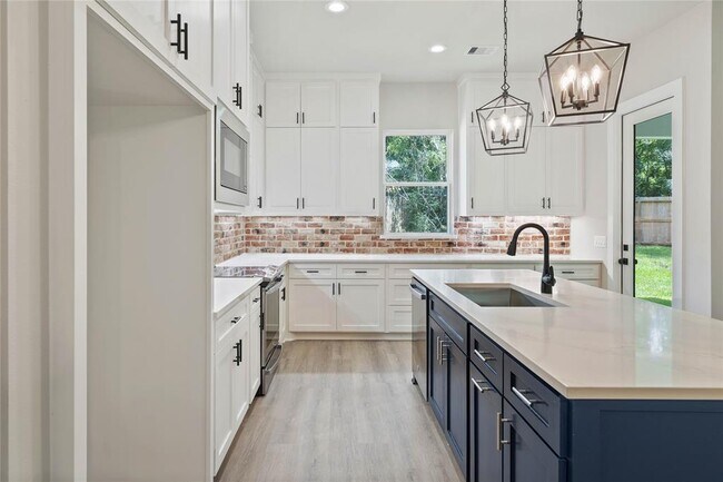 Building Photo - 15109 Paradise Ct