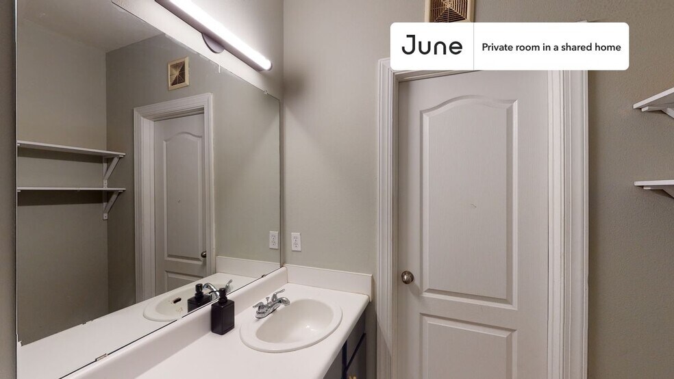 Building Photo - Room in Shared 4 bed/4 bath home