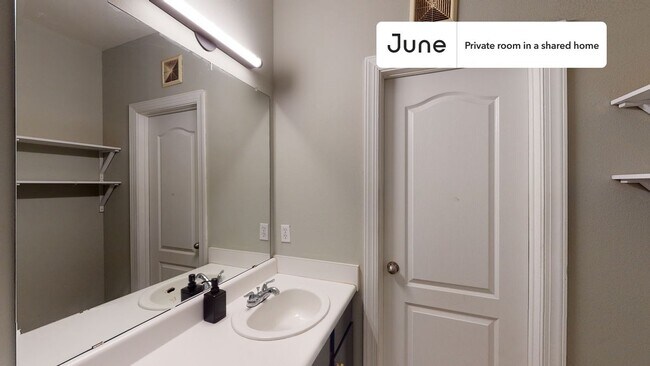 Building Photo - Room in Shared 4 bed/4 bath home
