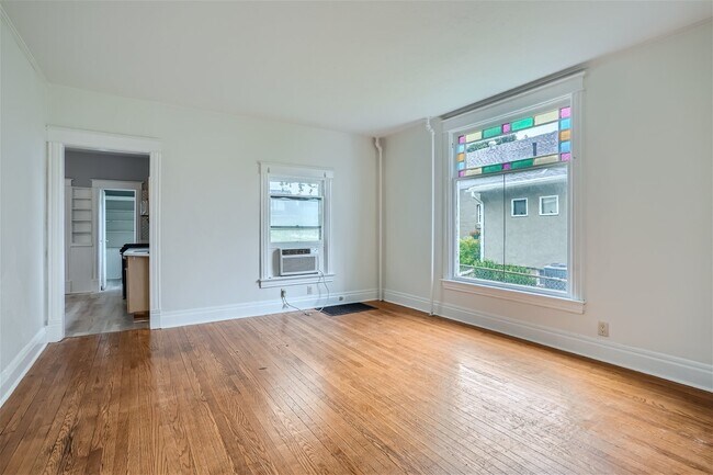 Building Photo - 323 3rd St