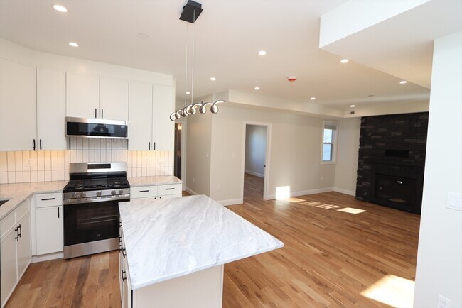 Building Photo - 14-16-16 Harriet St