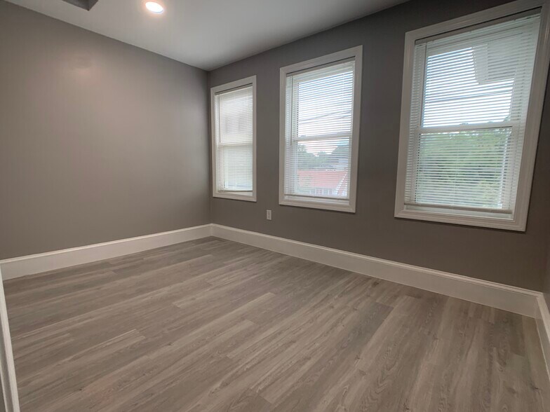 Building Photo - 102 Nonantum St