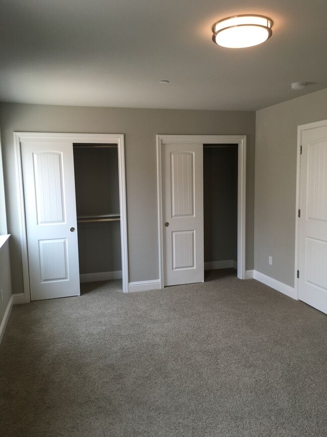 Building Photo - 4 Bedroom West Redding Townhome