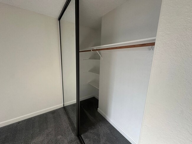 Building Photo - Modern Reno apartment 2 bedroom 1 bath! Co...