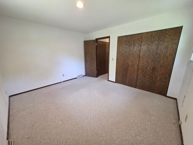 Building Photo - 2 Bed 1 Bath Side By Side Duplex in Port Edwards