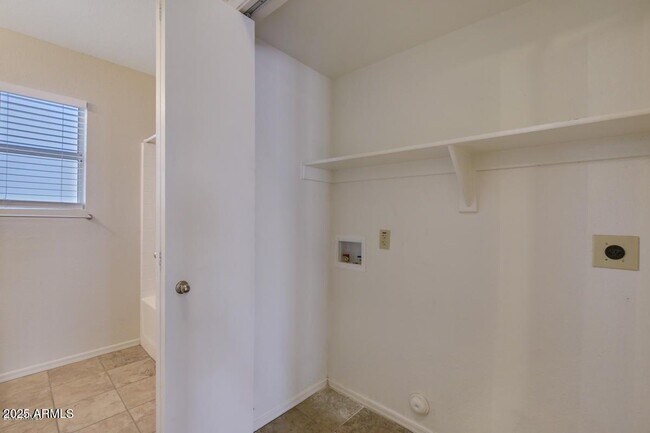 Building Photo - 7409 W Crest Ln
