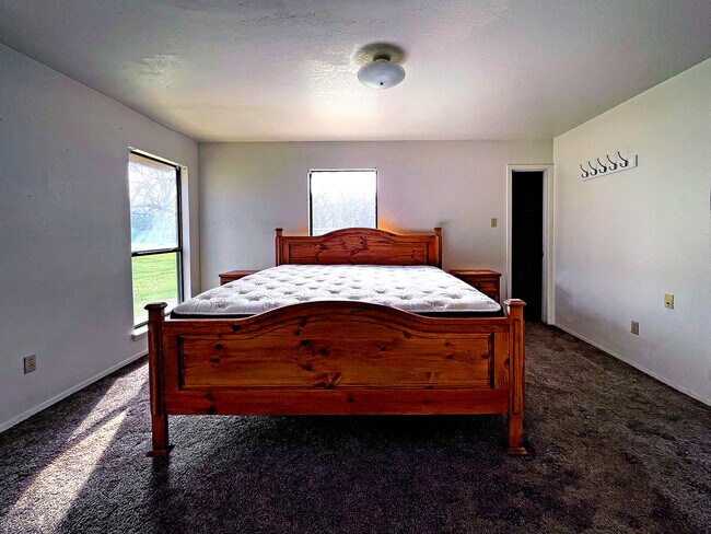 Building Photo - 10642 FM 906