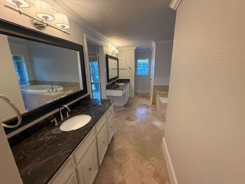 Building Photo - 6911 Gateridge Dr