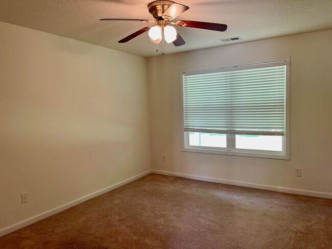 Building Photo - Ranch Home Located Minutes to Downtown Dallas