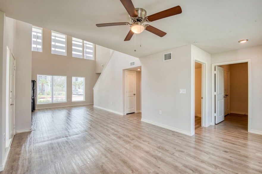 Building Photo - Miramonte Single Living