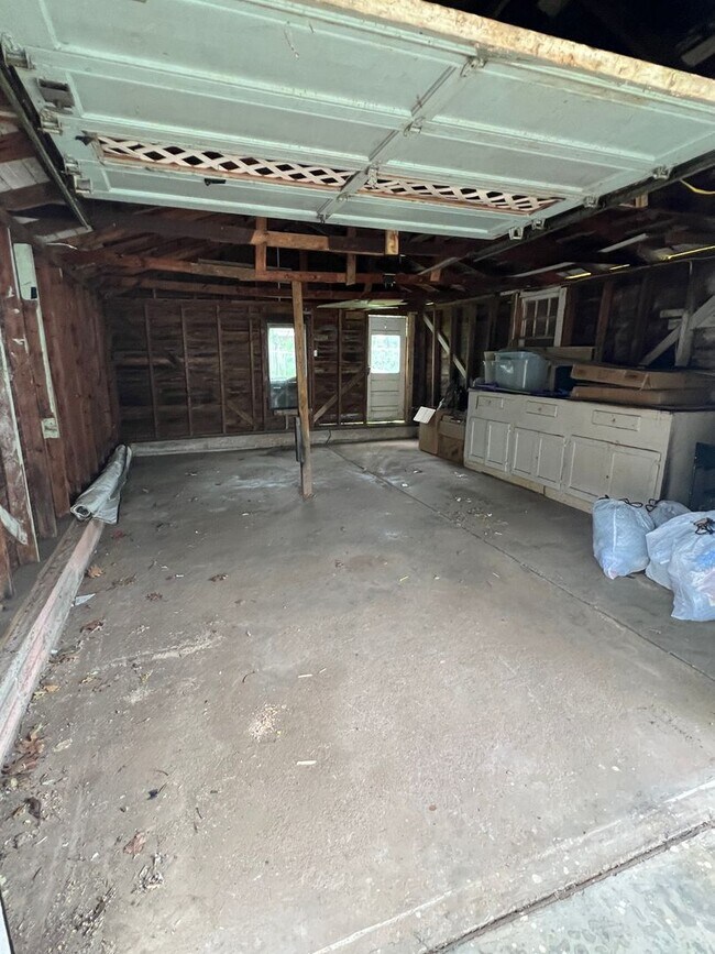 Building Photo - 3 bedroom/1 bathroom house
