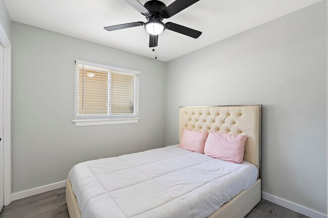 Building Photo - 3400 Laguna Dr