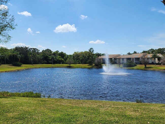 Building Photo - 1605 SW Silver Pine Way