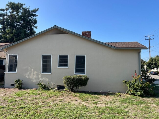 Building Photo - Burbank 3 bedroom 2 bathroom house for ren...