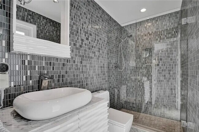 Building Photo - 2830 NE 55th St