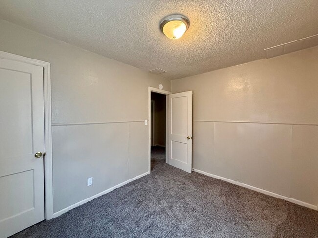 Building Photo - 713 S Oliver Ave