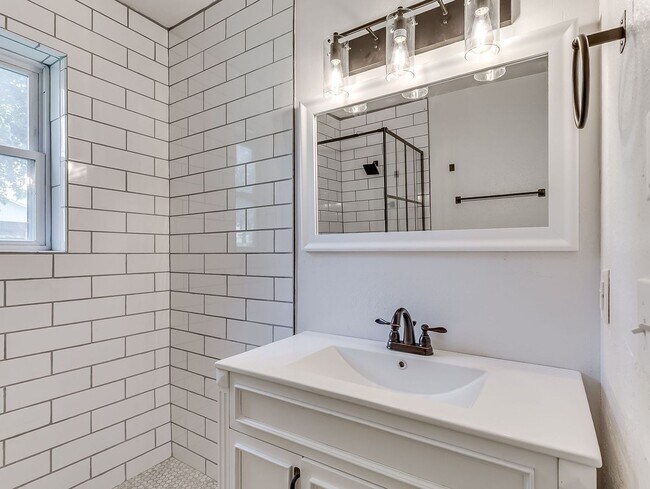 Building Photo - $300 0ff your move in for October 1st! All...