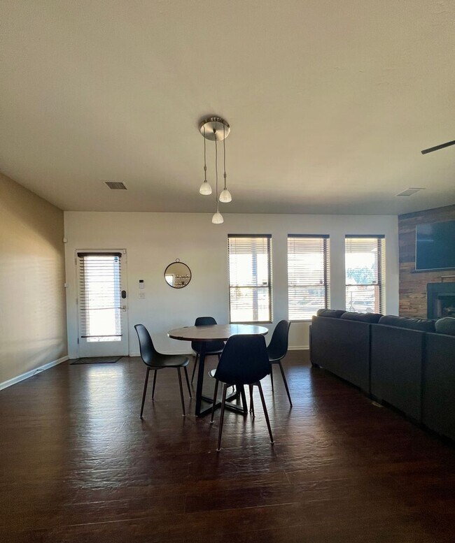 Building Photo - Charming , Single story 3 Bedroom , 2 Bath Home!