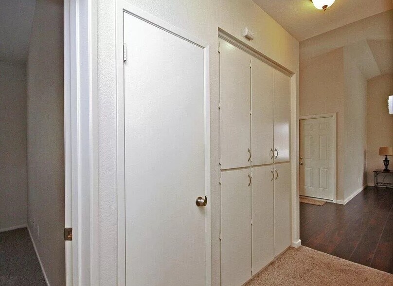 Building Photo - 9409 Laguna Pointe Way
