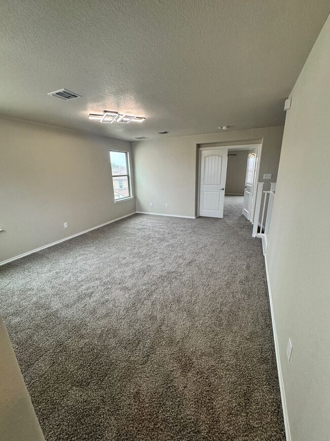 Building Photo - Ready for Move In! Roomy Updated 3 bedroom...