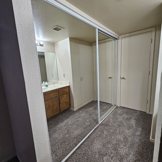 Building Photo - 3 bedroom corner unit for rent