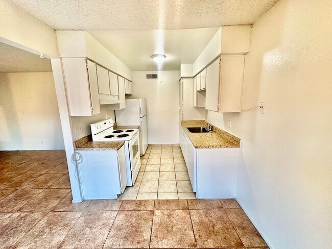 Building Photo - Spacious 2/1 Condo in Gated Community