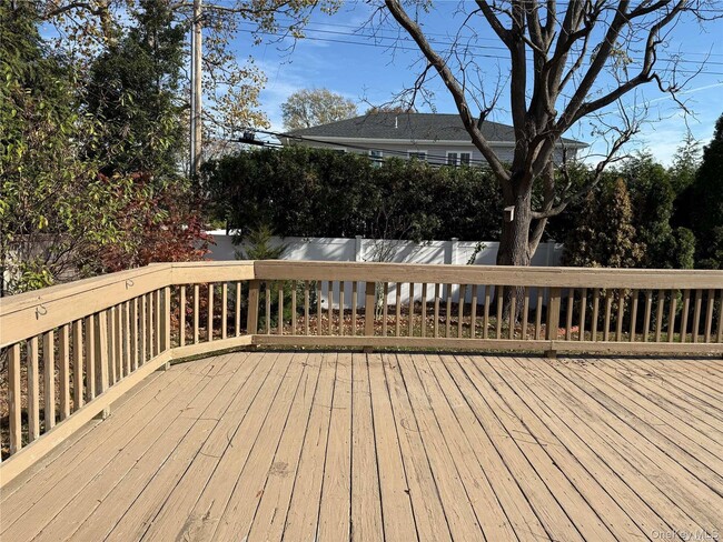 Building Photo - 11 Syosset Cir