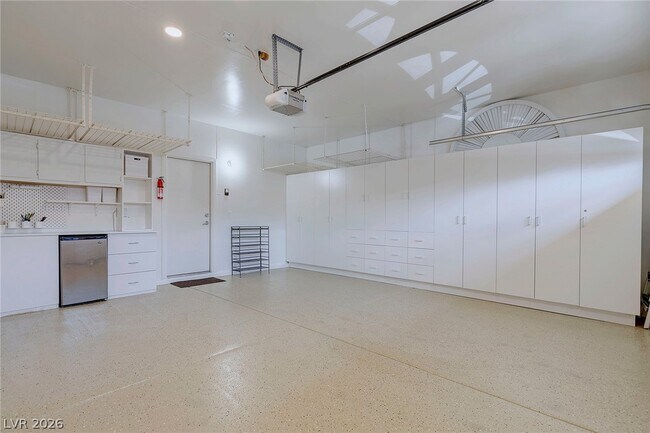 Building Photo - 2025 Shining Feather Ln